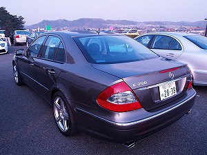 E 350 AVANTGARDE S後方