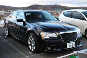 300・SRT8前方