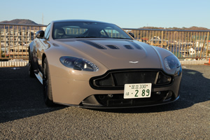 V12 Vantage S（ブイジュウニ ヴァンテージ エス）前方