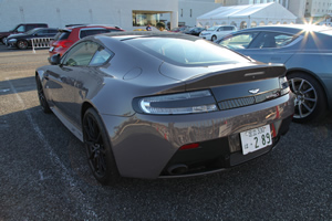 V12 Vantage S（ブイジュウニ ヴァンテージ エス）後方