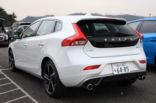 V40 D4 R-DESIGN 後方